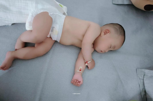 五指山两个月宝宝肚子胀气